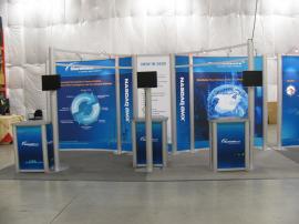 RENTAL Exhibit -- 10&acirc;�� x 20&acirc;�� Extrusion Backwall, Tension Fabric Graphics, Curved Bridged Headers, Kiosk Workstations, and Halogen Lights